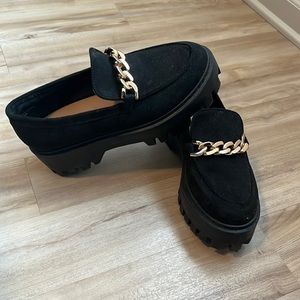 Black platforms loafers with gold chain